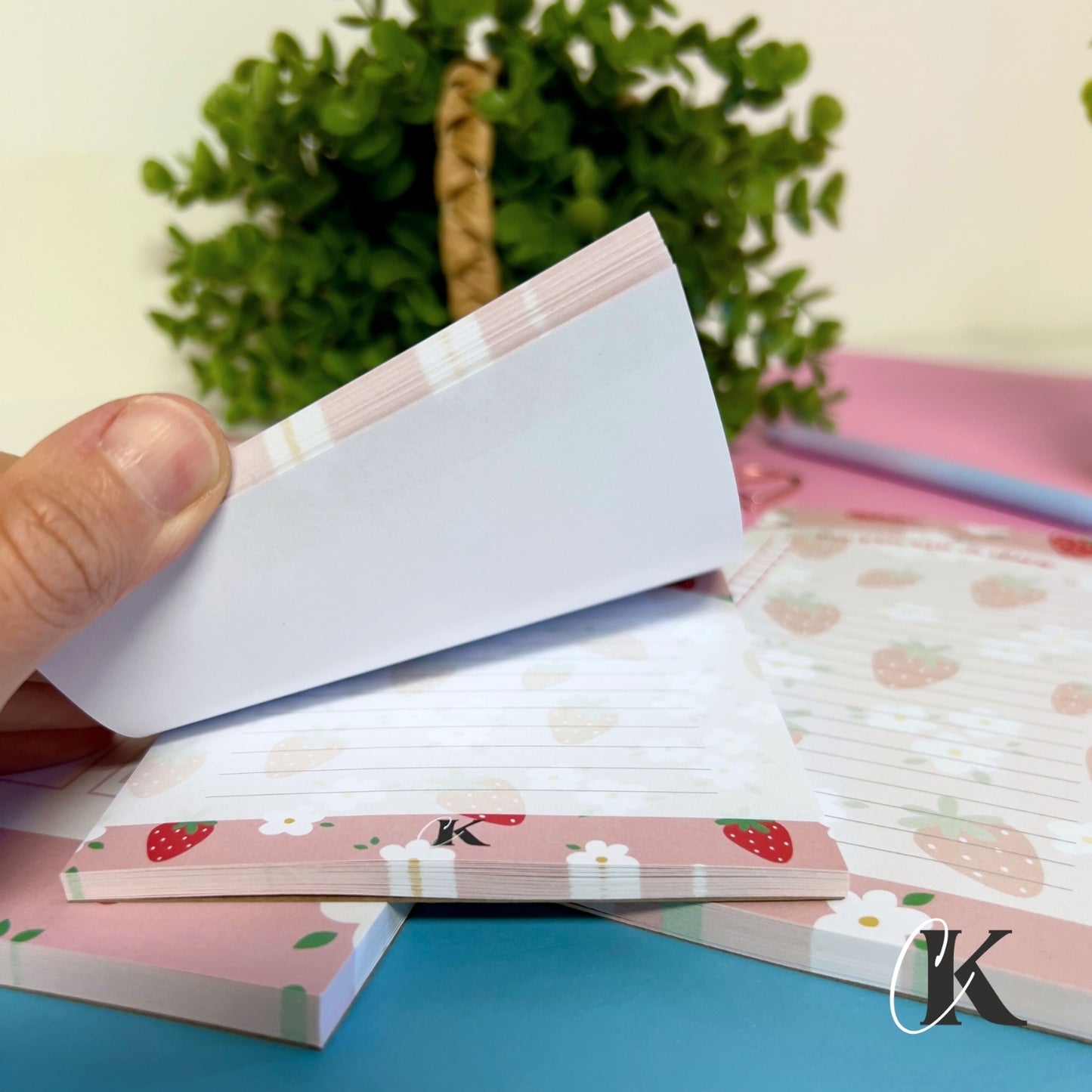 Bloc-notes ligné | Fraises rouges et petites fleurs sur fond rose