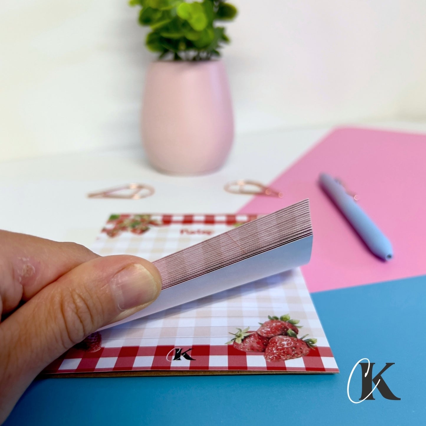 Bloc-notes ligné | Fraises rouges sur motif carreaux (To do list) | Retro