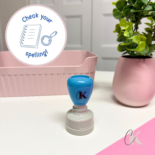 Étampe Check your spelling! Stamp | Ronde 03