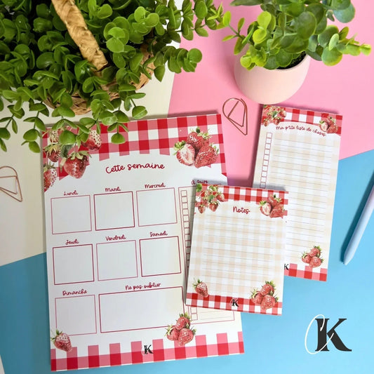 Bloc - notes ligné | Fraises rouges sur motif carreaux | Retro - Papeterie