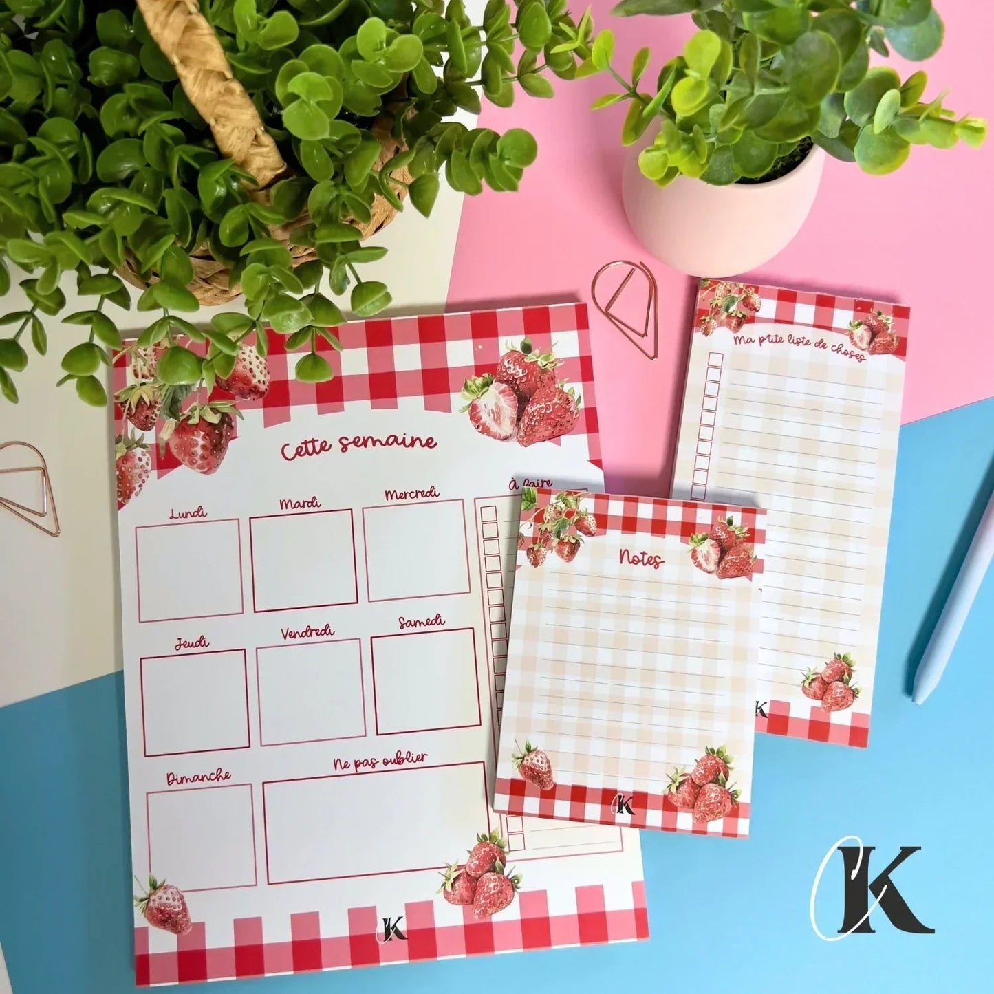 Bloc - notes ligné | Fraises rouges sur motif carreaux | Retro - Papeterie