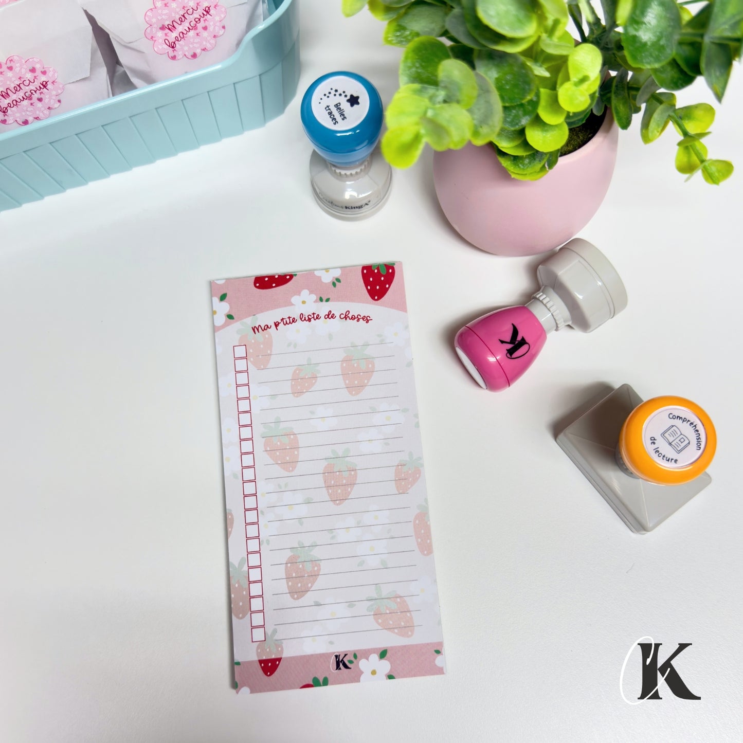 Liste de tâches | Fraises rouges et petites fleurs sur fond rose (To do list)