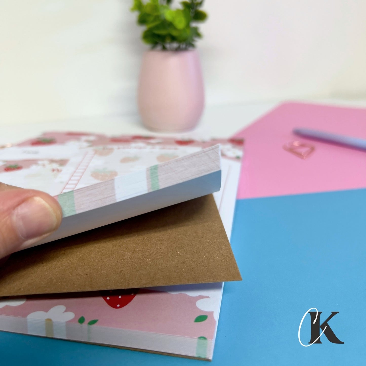 Ensemble de planificateur et blocs-notes | Fraises sur fond rose
