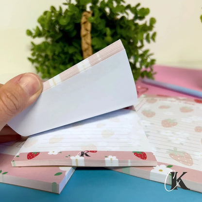 Bloc - notes ligné | Fraises rouges et petites fleurs sur fond rose - Papeterie