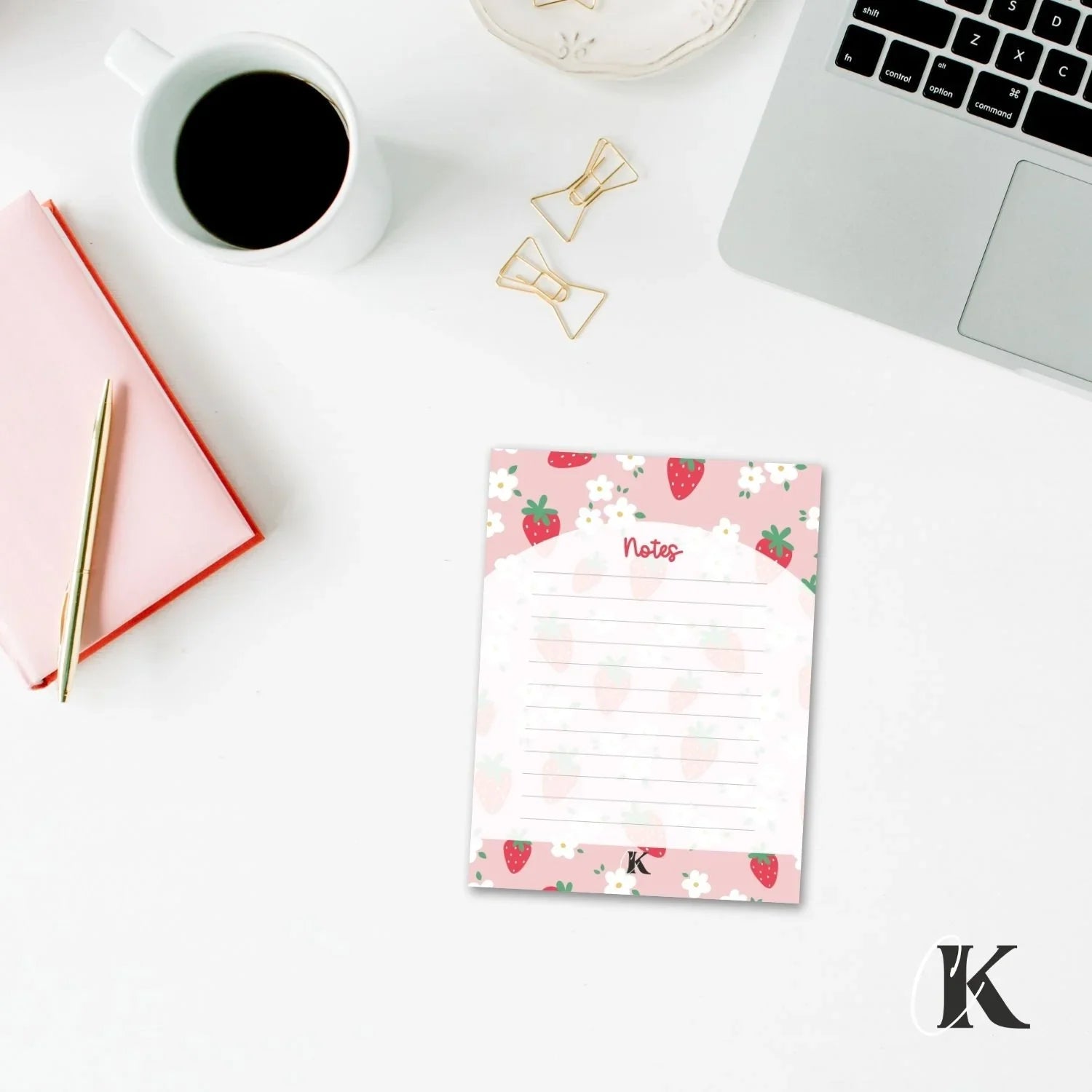 Bloc - notes ligné | Fraises rouges et petites fleurs sur fond rose - Papeterie