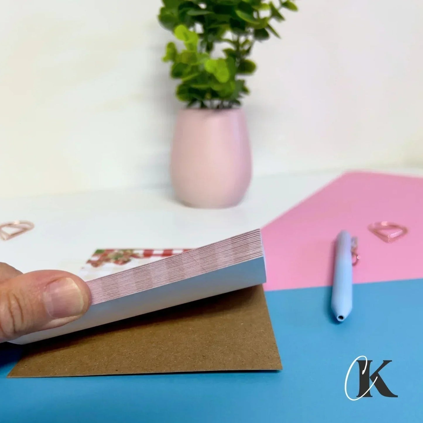 Bloc - notes ligné | Fraises rouges sur motif carreaux | Retro - Papeterie