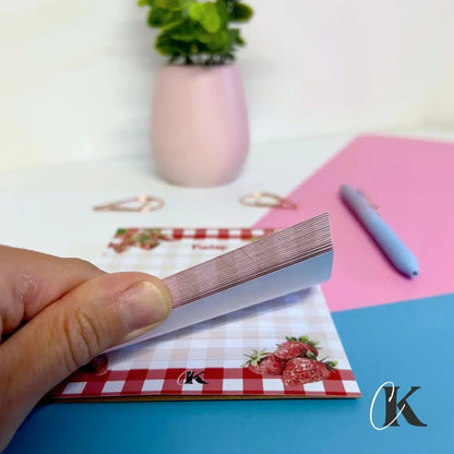 Bloc - notes ligné | Fraises rouges sur motif carreaux | Retro - Papeterie