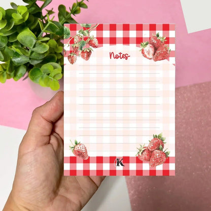 Bloc - notes ligné | Fraises rouges sur motif carreaux | Retro - Papeterie