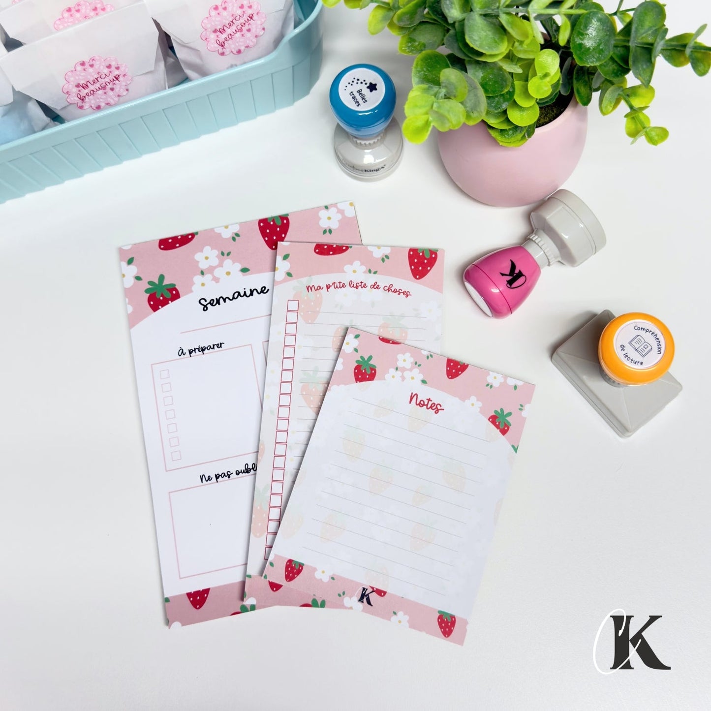 Bloc - notes | Planificateur | Fraises sur fond rose - Papeterie