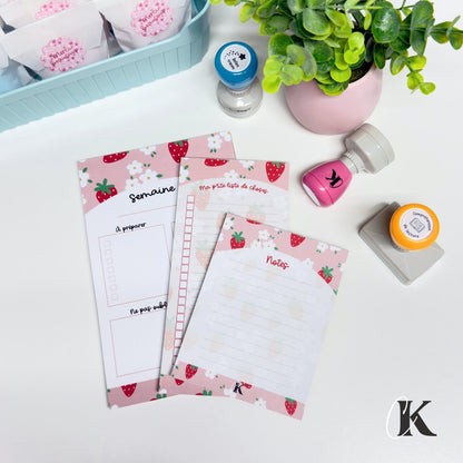 Bloc - notes | Planificateur | Fraises sur fond rose - Papeterie