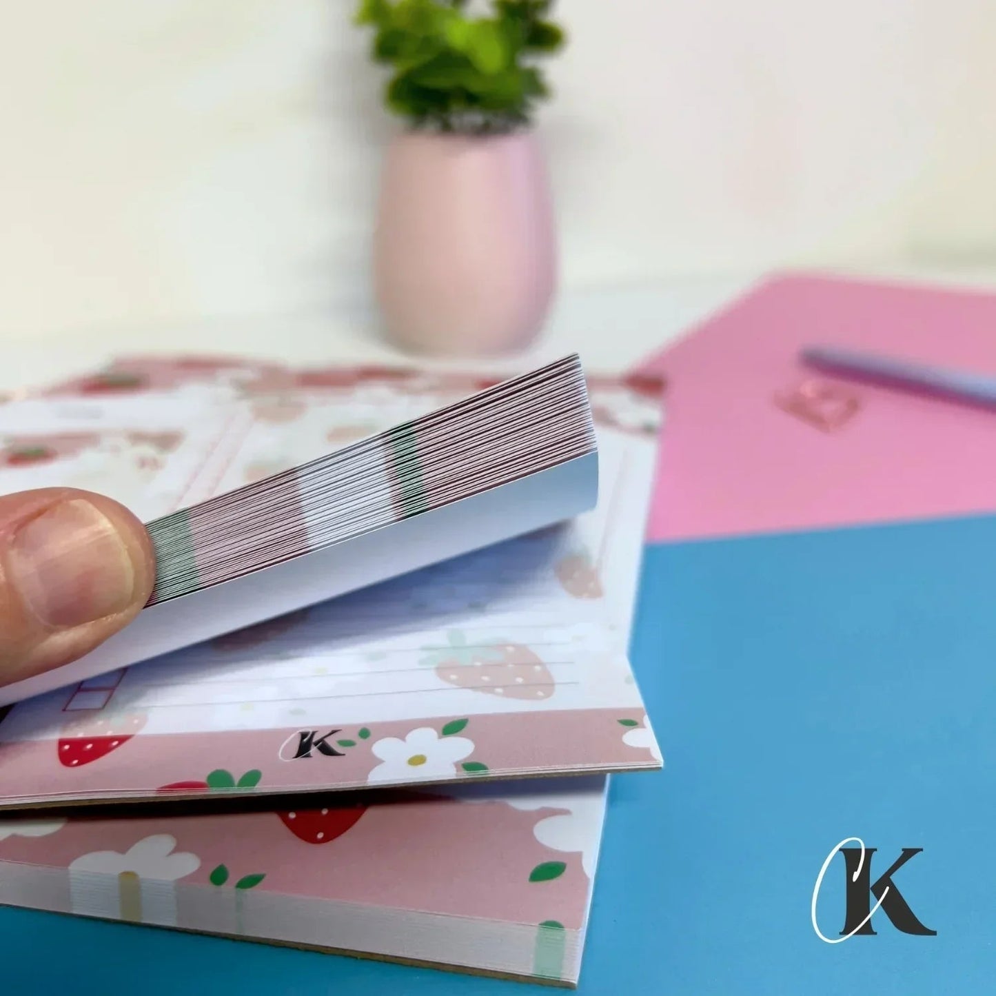Bloc - notes | Planificateur | Fraises sur fond rose - Papeterie