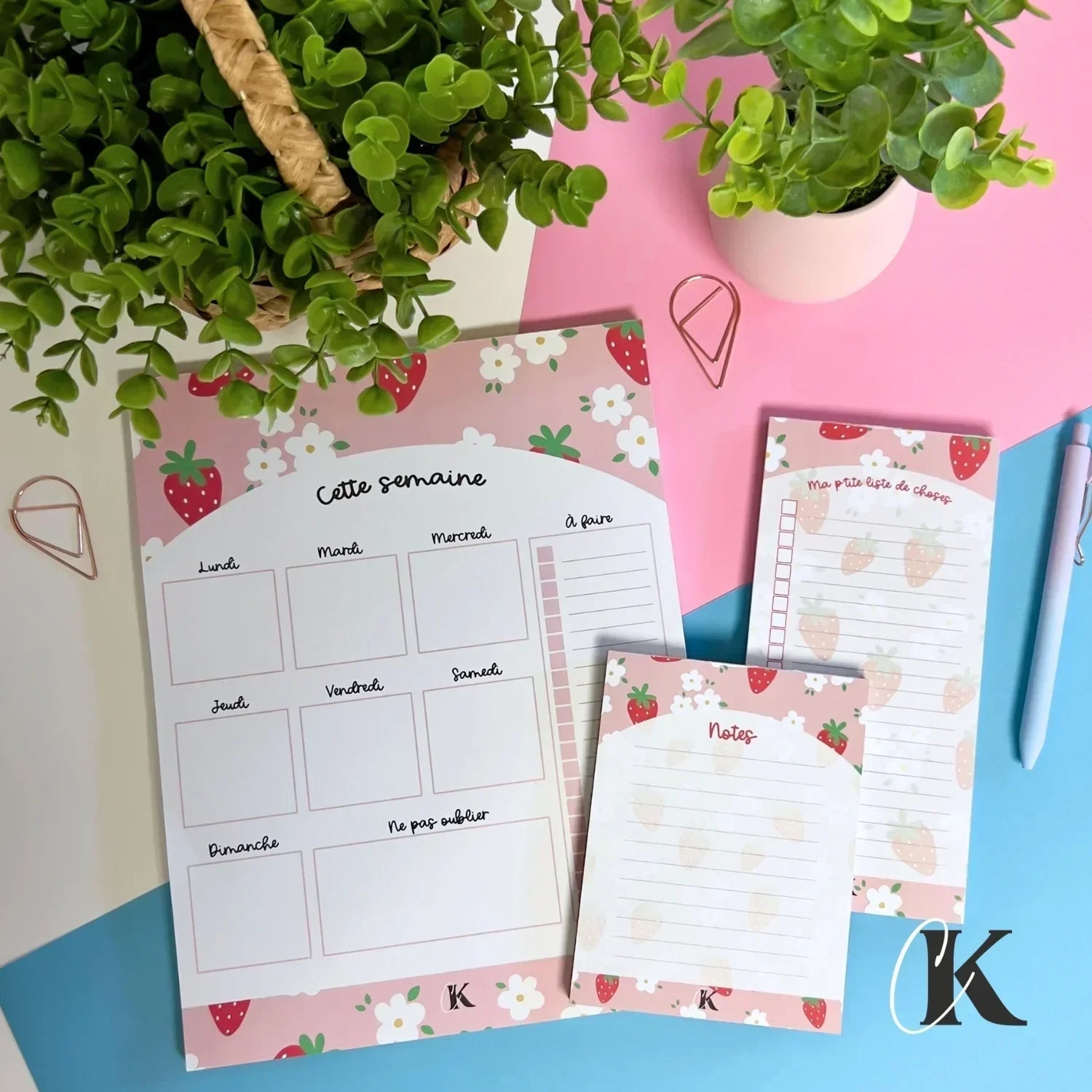 Liste de tâches | Fraises rouges et petites fleurs sur fond rose (To do list) - Papeterie