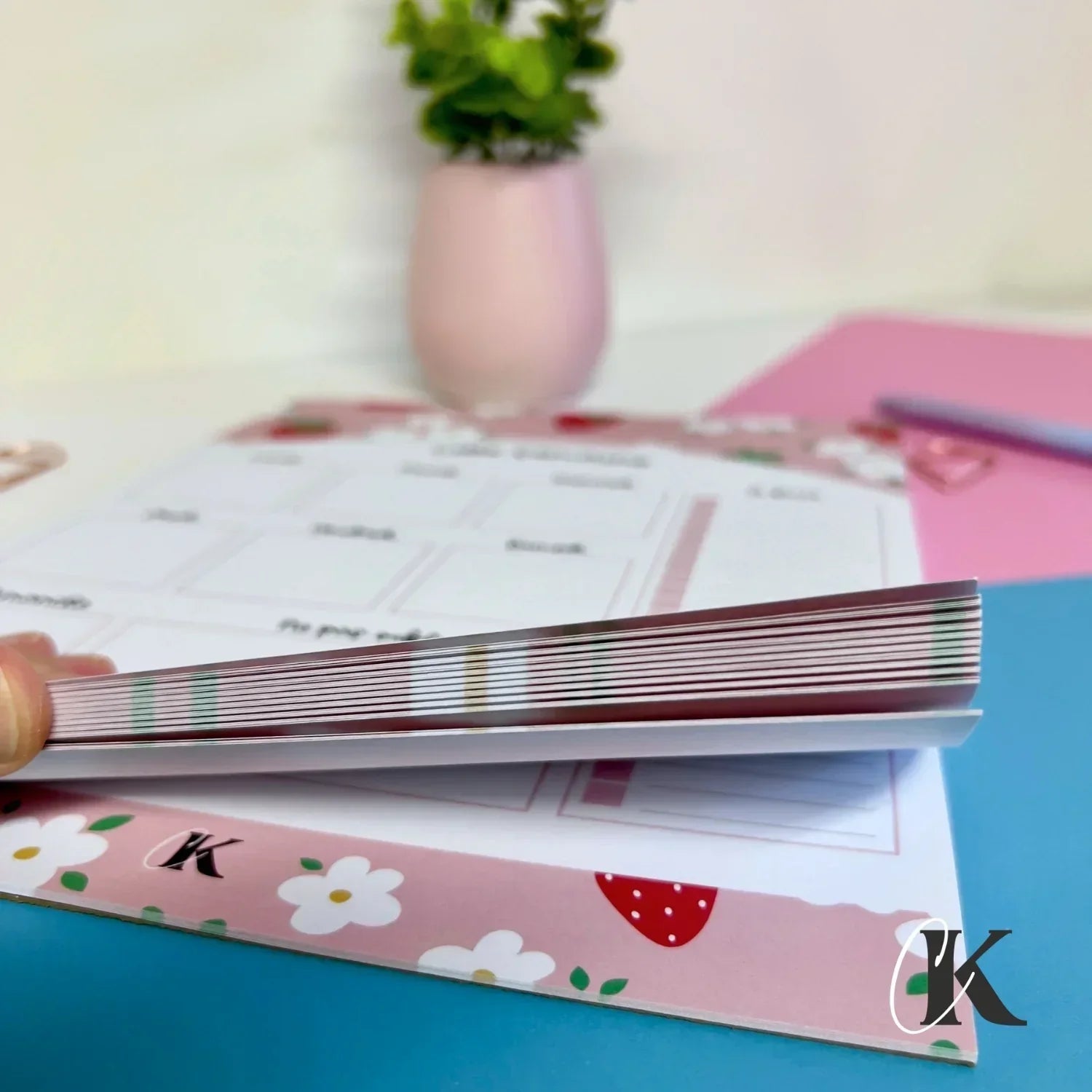Planificateur semainier | Fraises sur fond rose - Papeterie